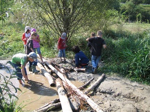 spielende Kinder im Naturerlebnisraum am Bächle spielende Kinder im Naturerlebnisraum am Bächle